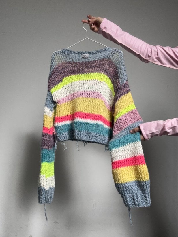 COLOURFUL KNITTED SWEATER