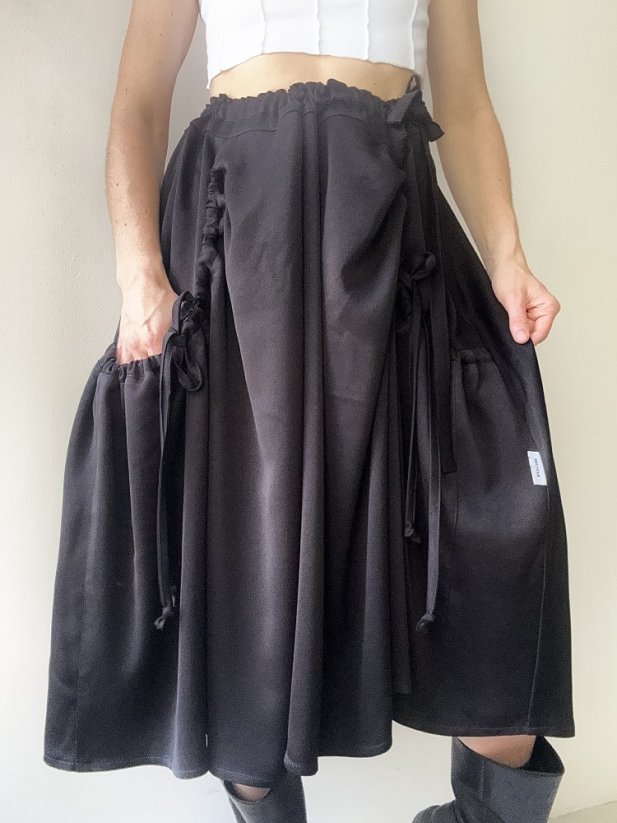 BLACK SKIRT WITH POCKETS