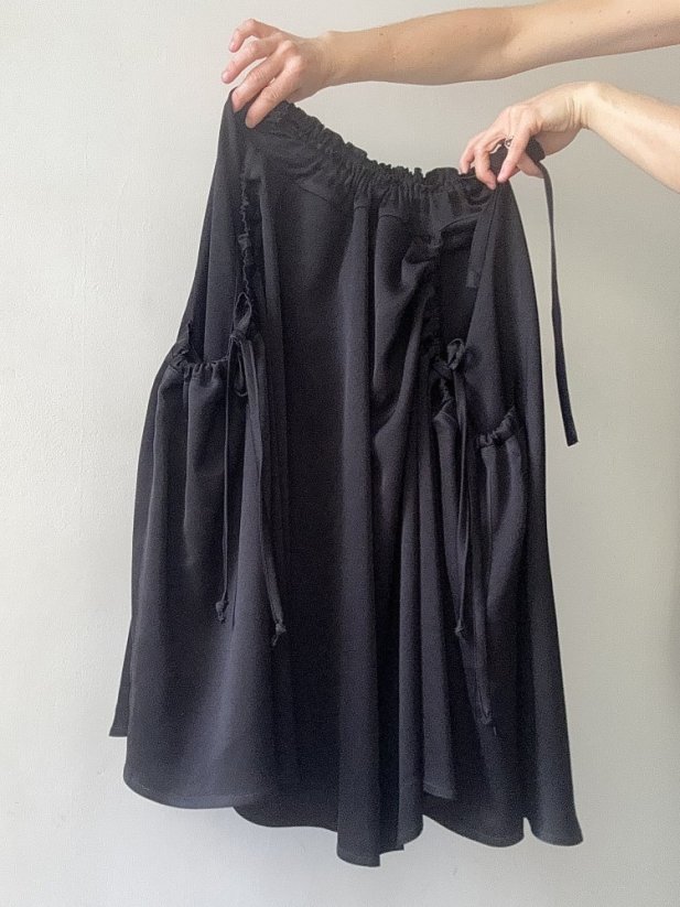 BLACK SKIRT WITH POCKETS