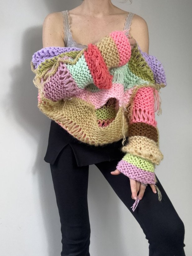 COLOURFUL KNITTED SWEATER